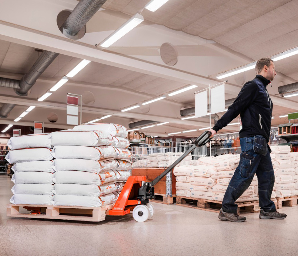 Transpaleta manual Toyota en una tienda