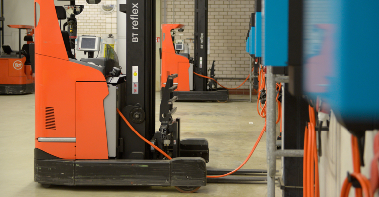 carretilla retráctil de litio en proceso de carga carretilla retráctil de litio en proceso de carga